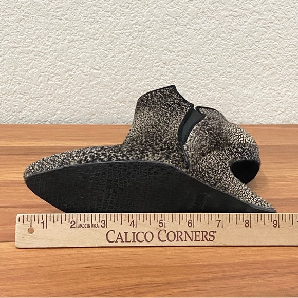 STUART WEITZMAN Dyed Calf Fur Hair Spliced Cavalino Curved Wedge Booties Size 8 - Picture 5 of 16